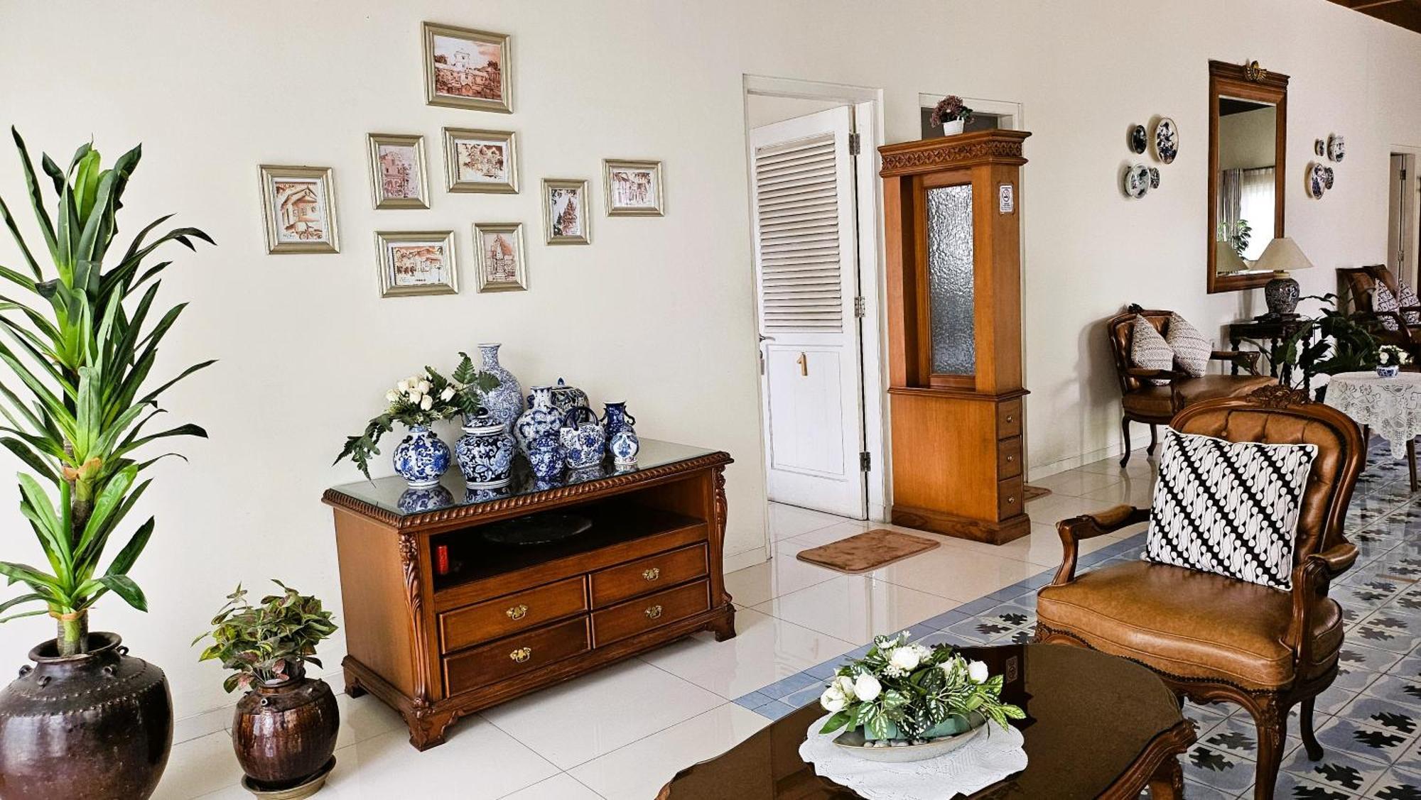 Surokarsan 9 House Yogyakarta Hotel Ngoại thất bức ảnh